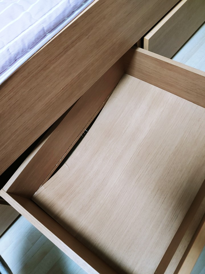 A414호 난방, 화장실 문, 인터넷,  침대서랍, 책꽃이에 이상이 있습니다.