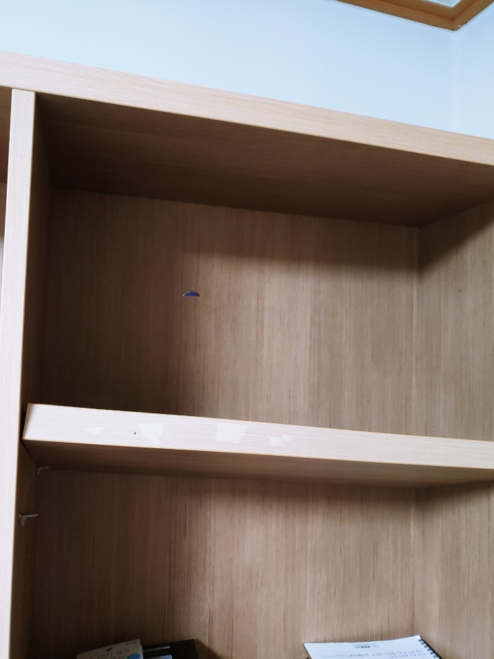 A414호 난방, 화장실 문, 인터넷,  침대서랍, 책꽃이에 이상이 있습니다.