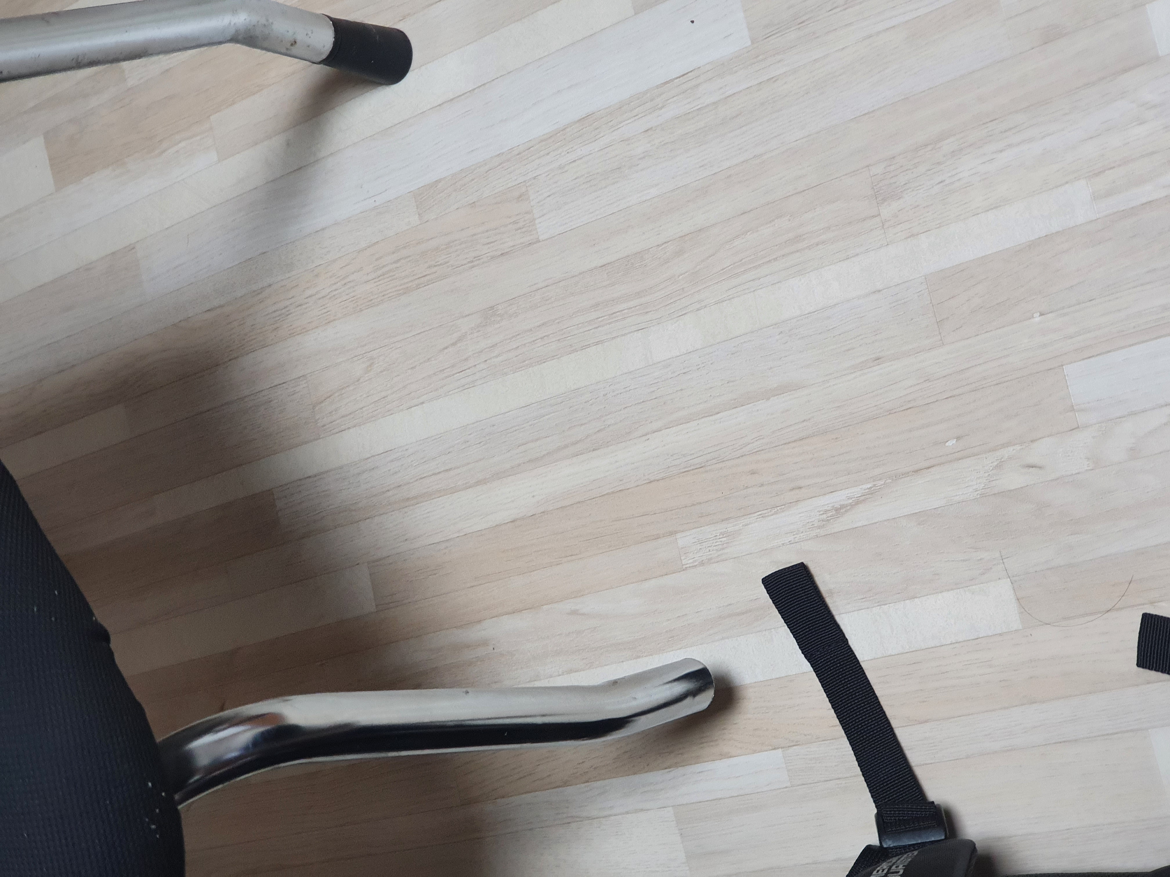 A129호실 의자 바퀴 고장