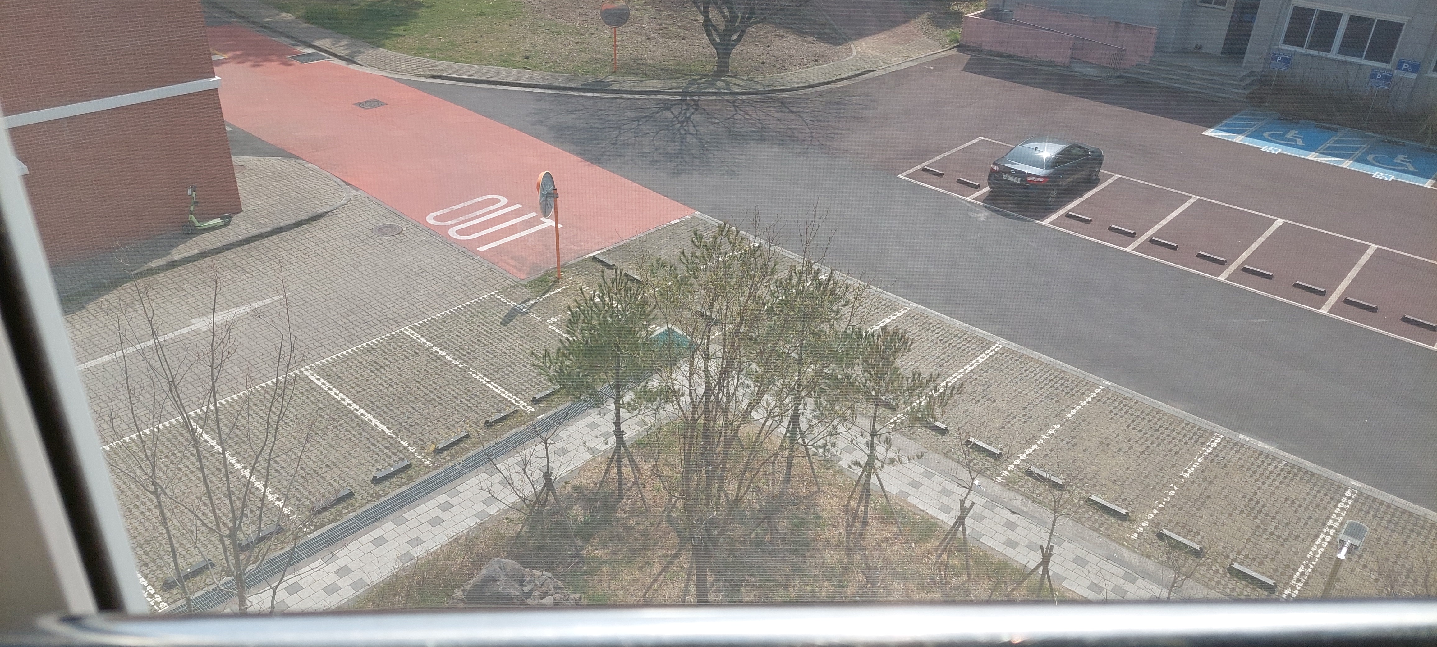 행정실에서 조치 부탁드립니다. 6호관 흡연구역