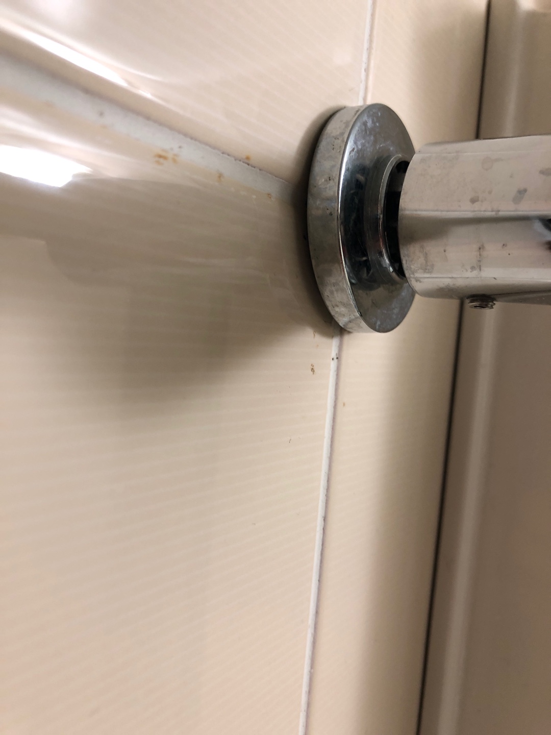 4호관 A동 211호 화장실 수건 걸이가 망가진 것 같습니다.