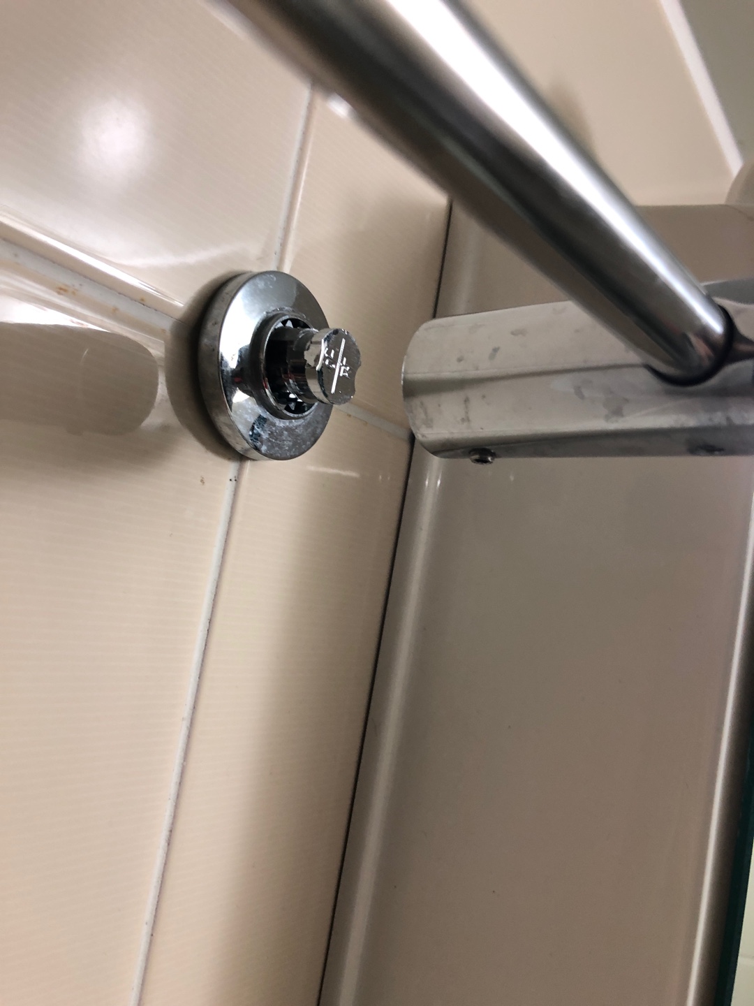 4호관 A동 211호 화장실 수건 걸이가 망가진 것 같습니다.