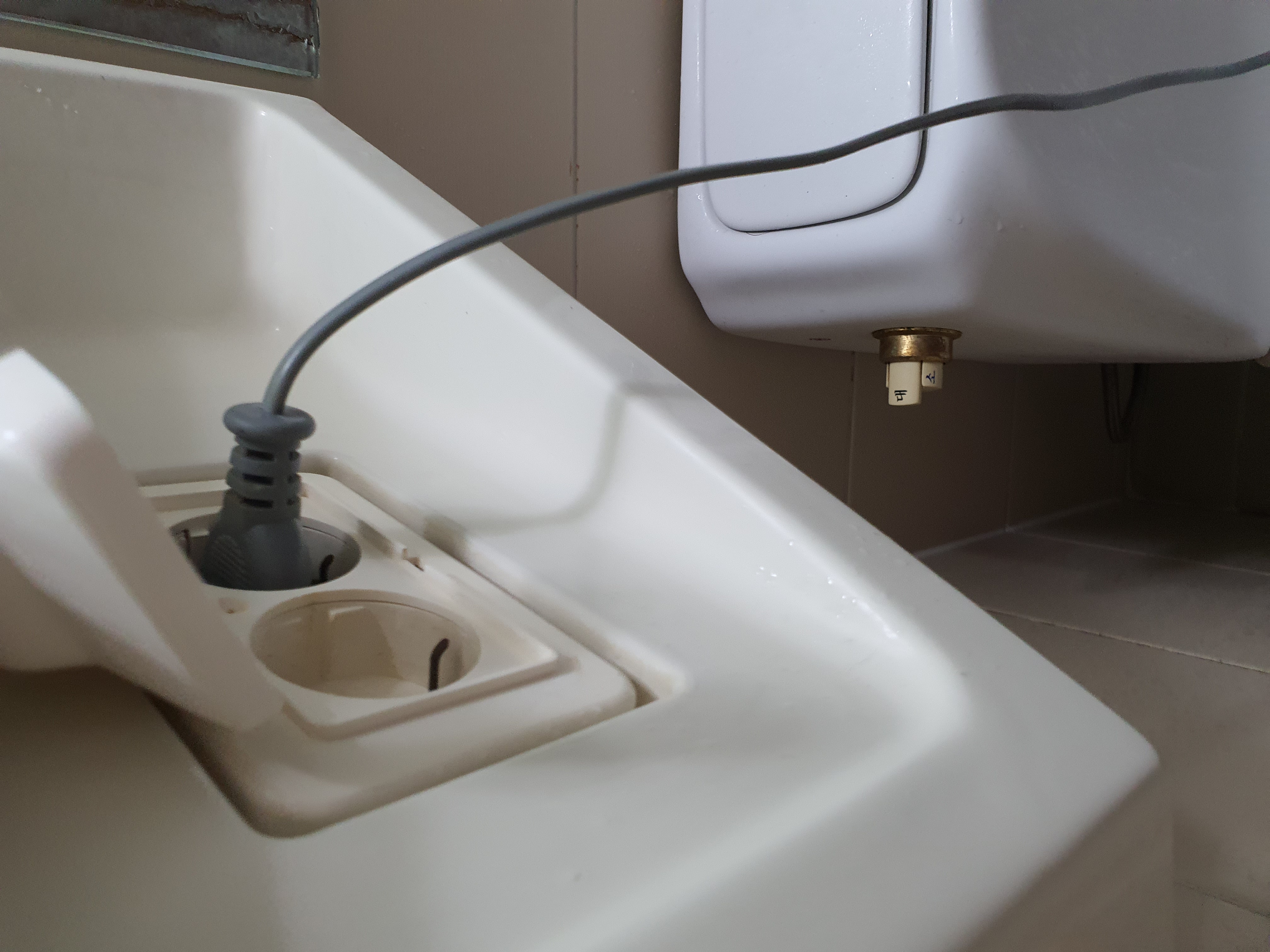 4호관 B동 137호 화장실 콘센트 사용 불가