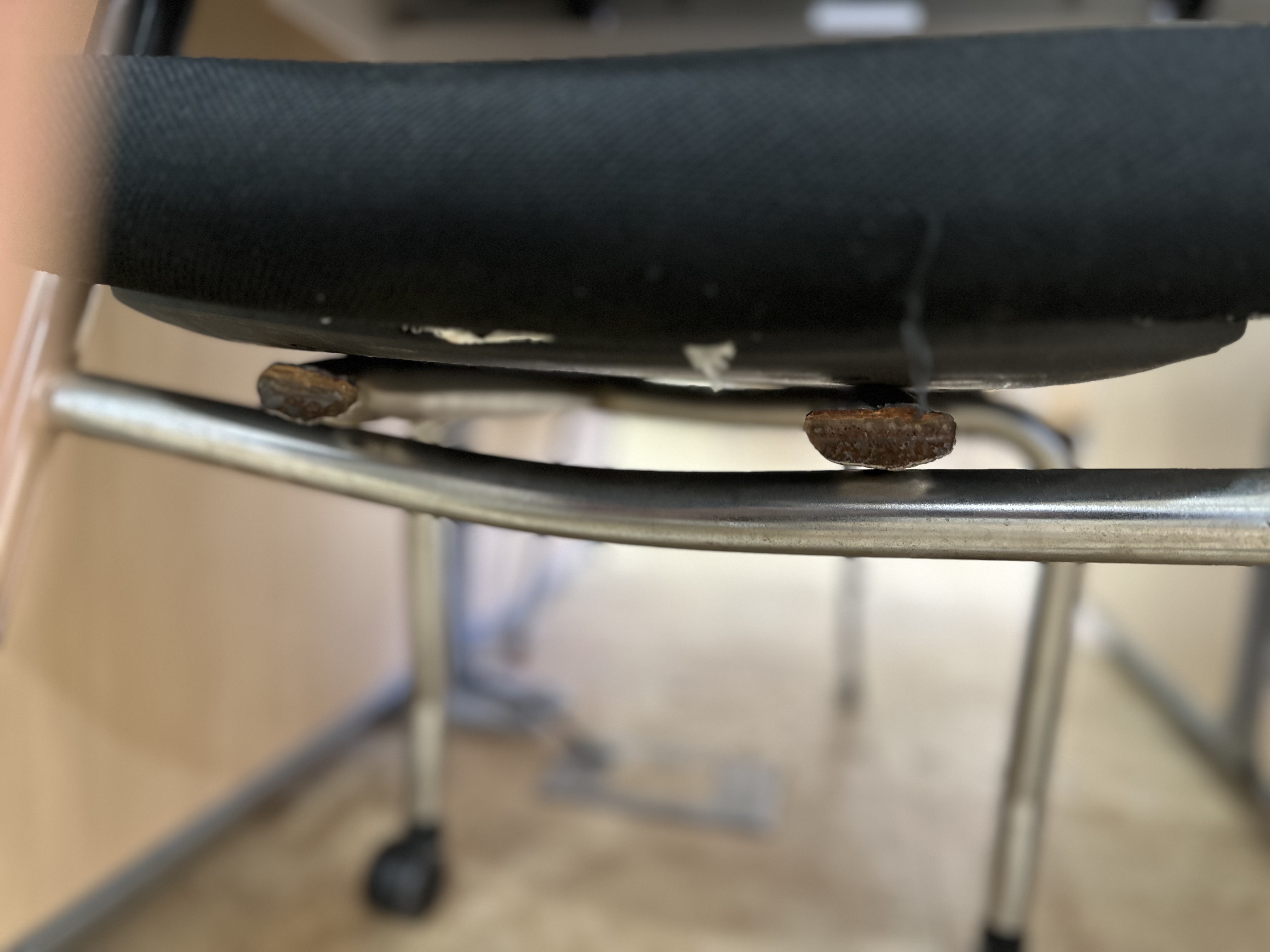 4호관 A동 4층 자습실 의자 수리 요청드립니다.