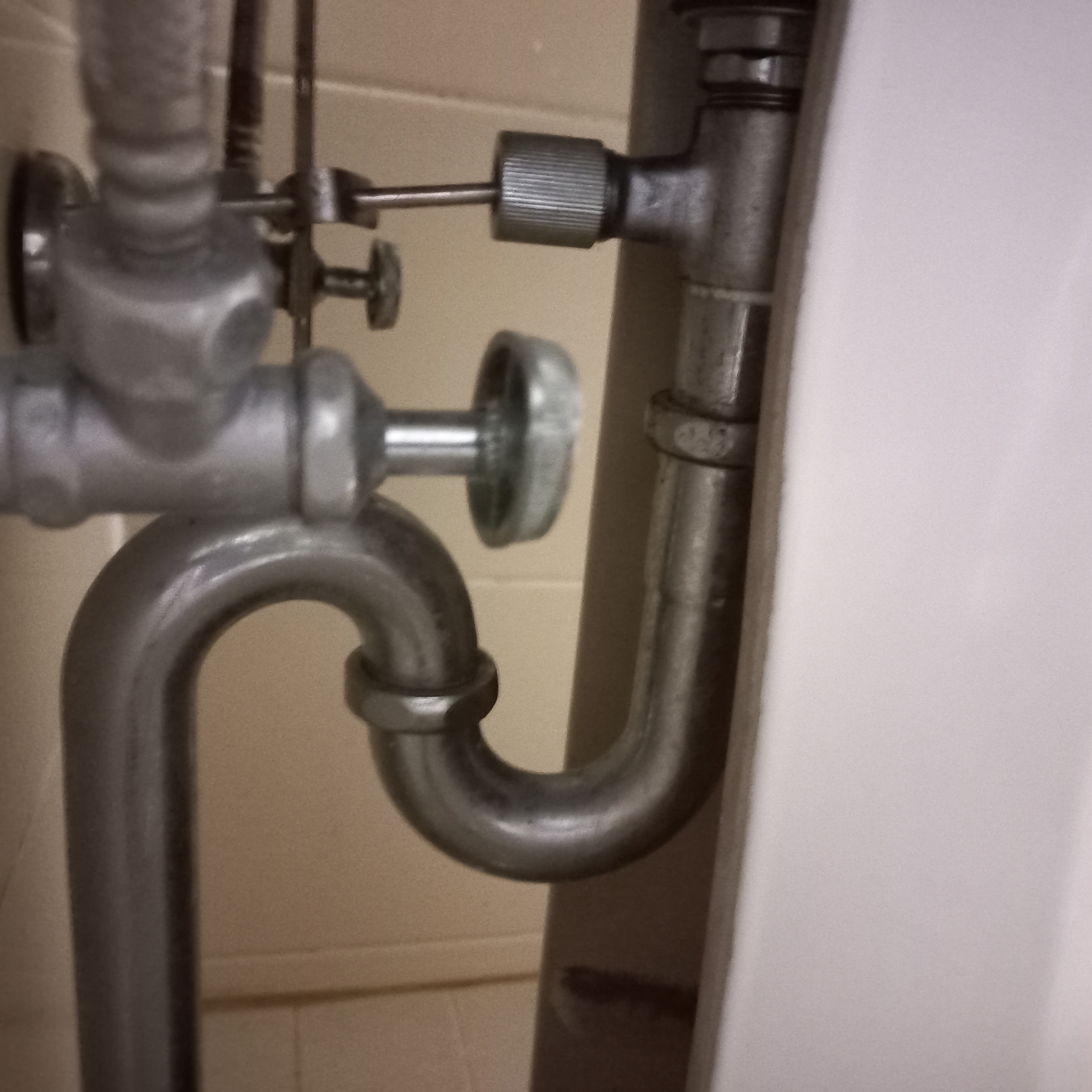 4호관 b동 139호 화장실 전등, 배수구 수리