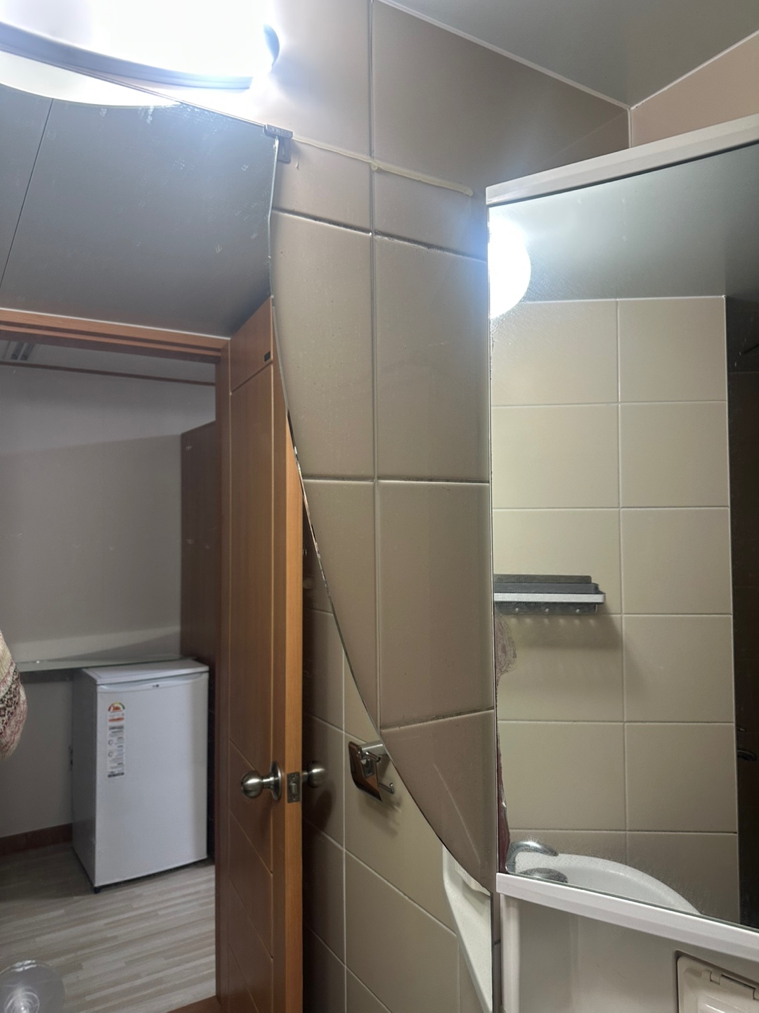 4호관 B동 229호, 화장실 깨진 거울 교체 부탁드립니다.