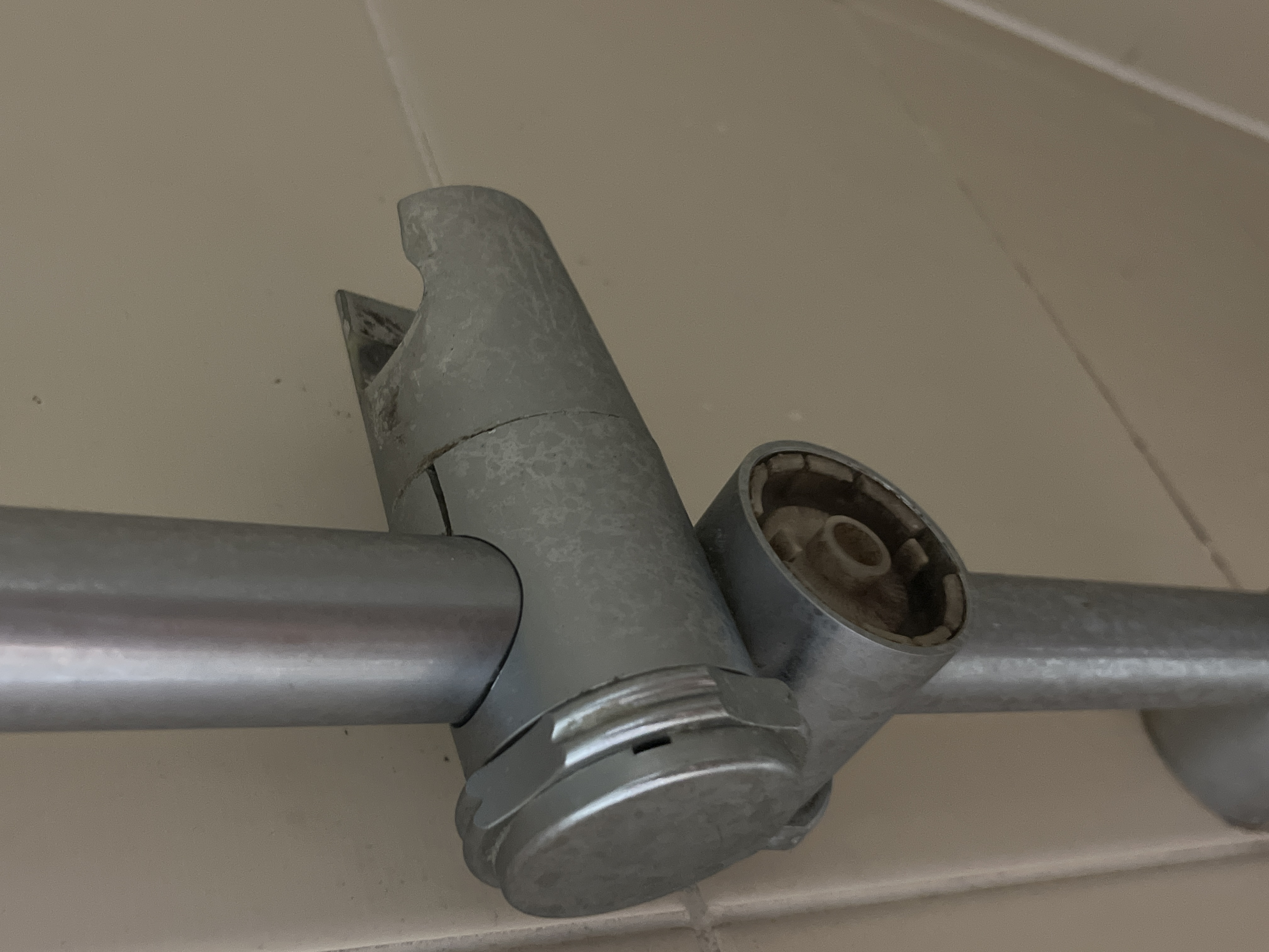 4호관 A동 337호 샤워기 연결부 깨짐