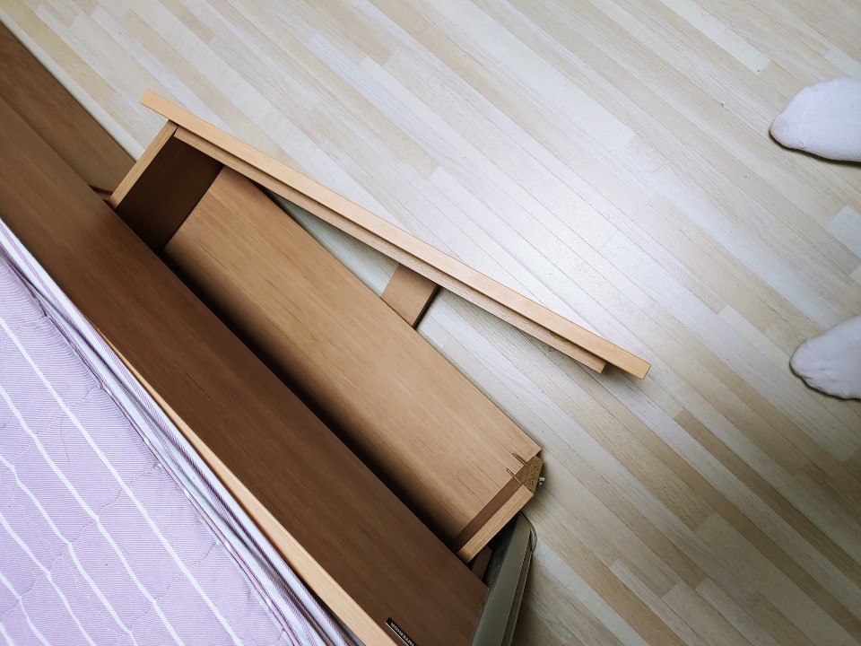 A414호 난방, 화장실 문, 인터넷,  침대서랍, 책꽃이에 이상이 있습니다.