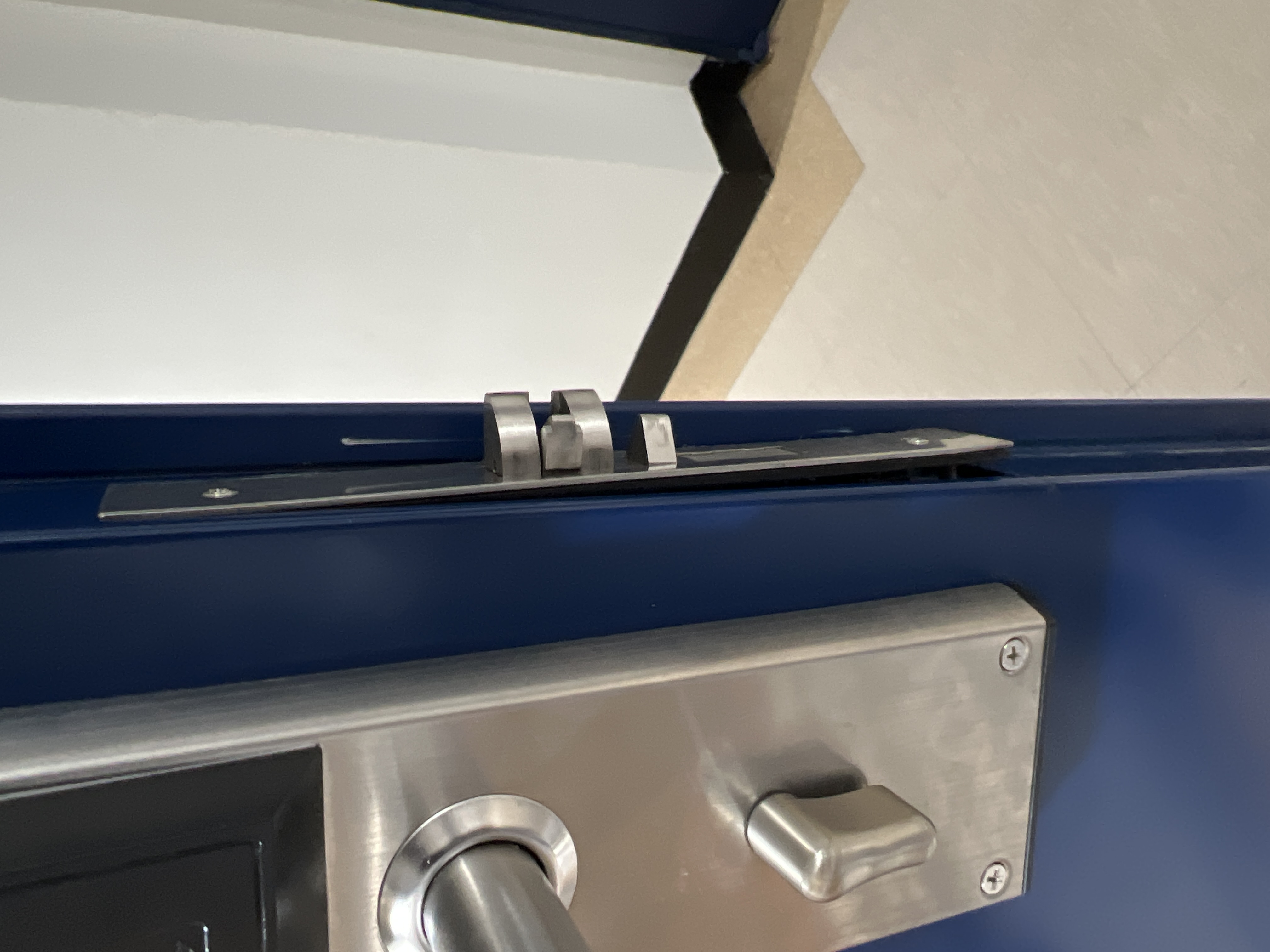 6호관 E동 326호 현관문 수리가 필요합니다