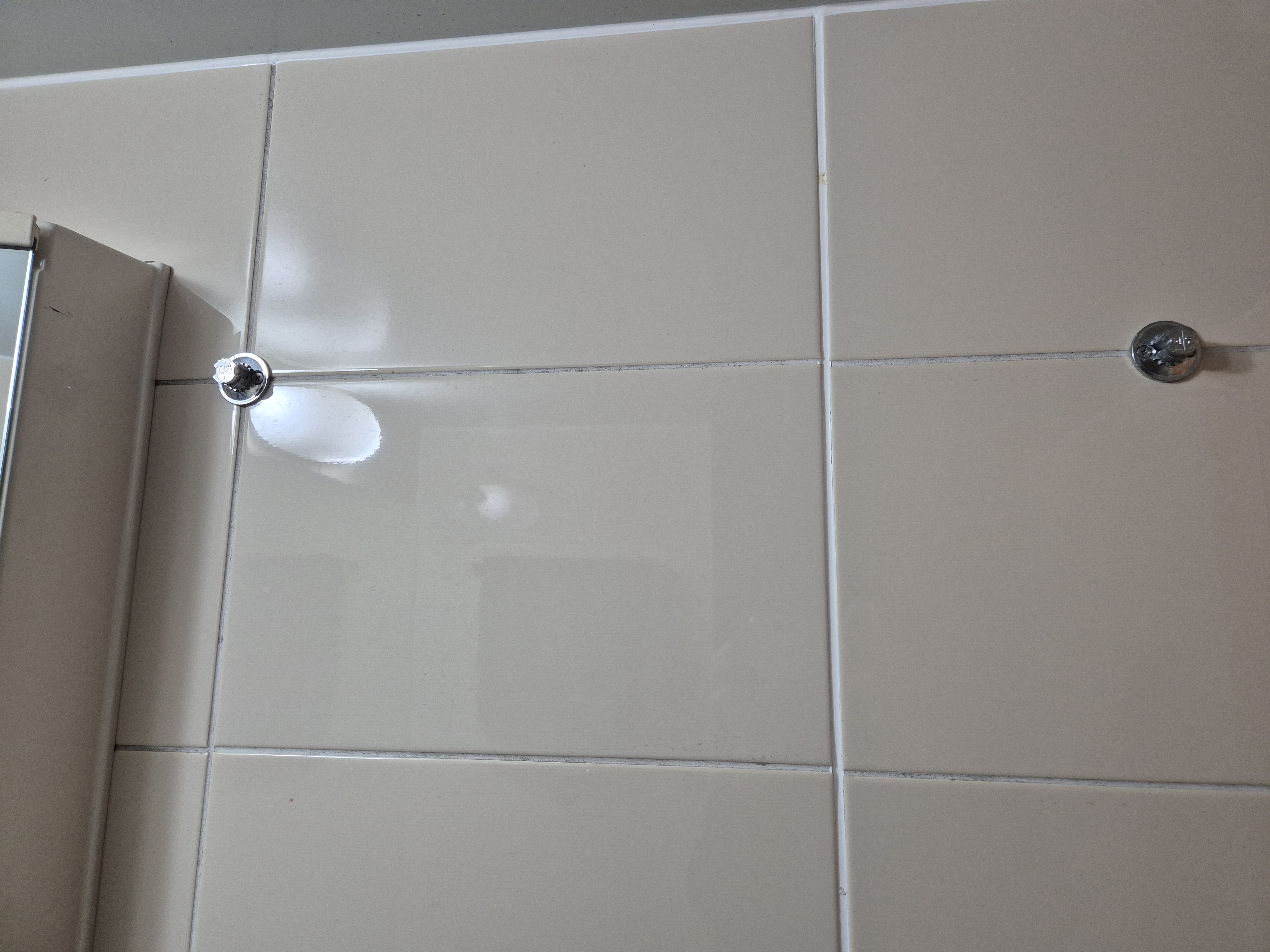 4호관 A동 319호 화장실 수건걸이가 없습니다