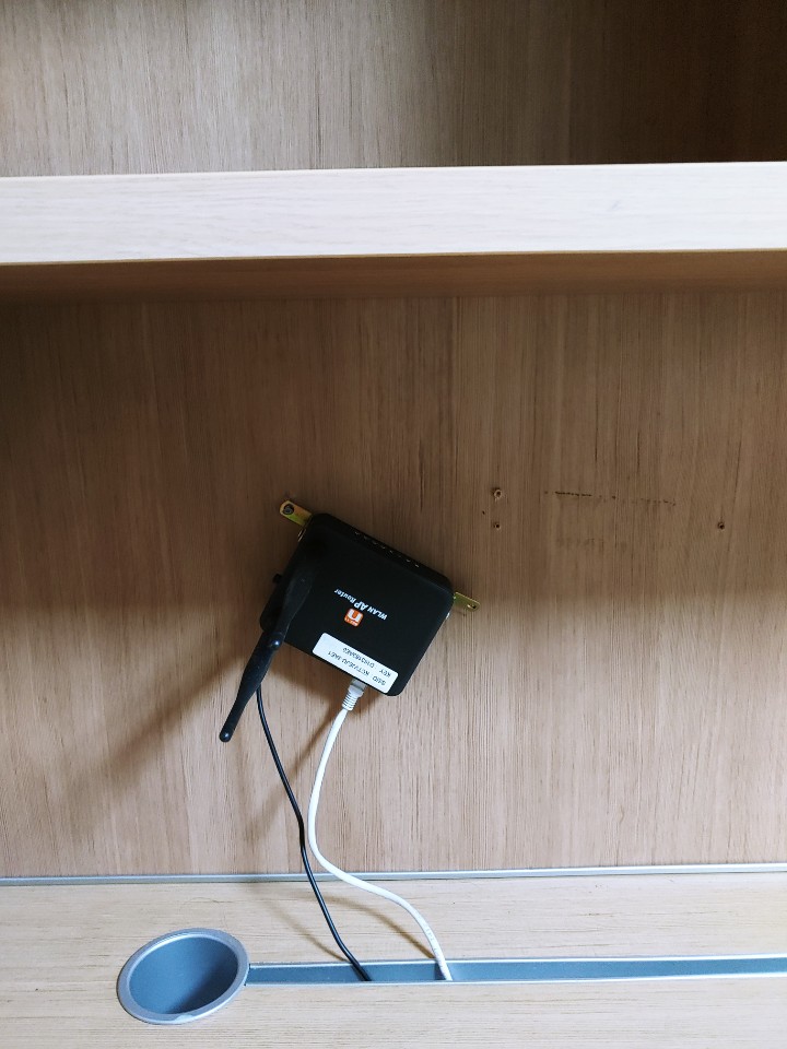 A414호 난방, 화장실 문, 인터넷,  침대서랍, 책꽃이에 이상이 있습니다.