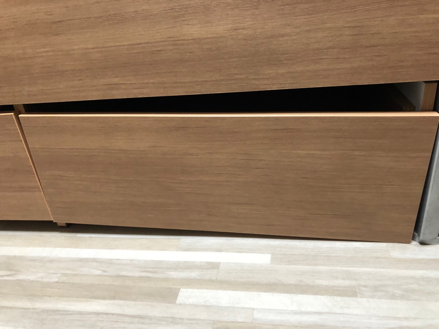 4호관 A동 211호 문고리, 침대 수납장 고장났습니다.