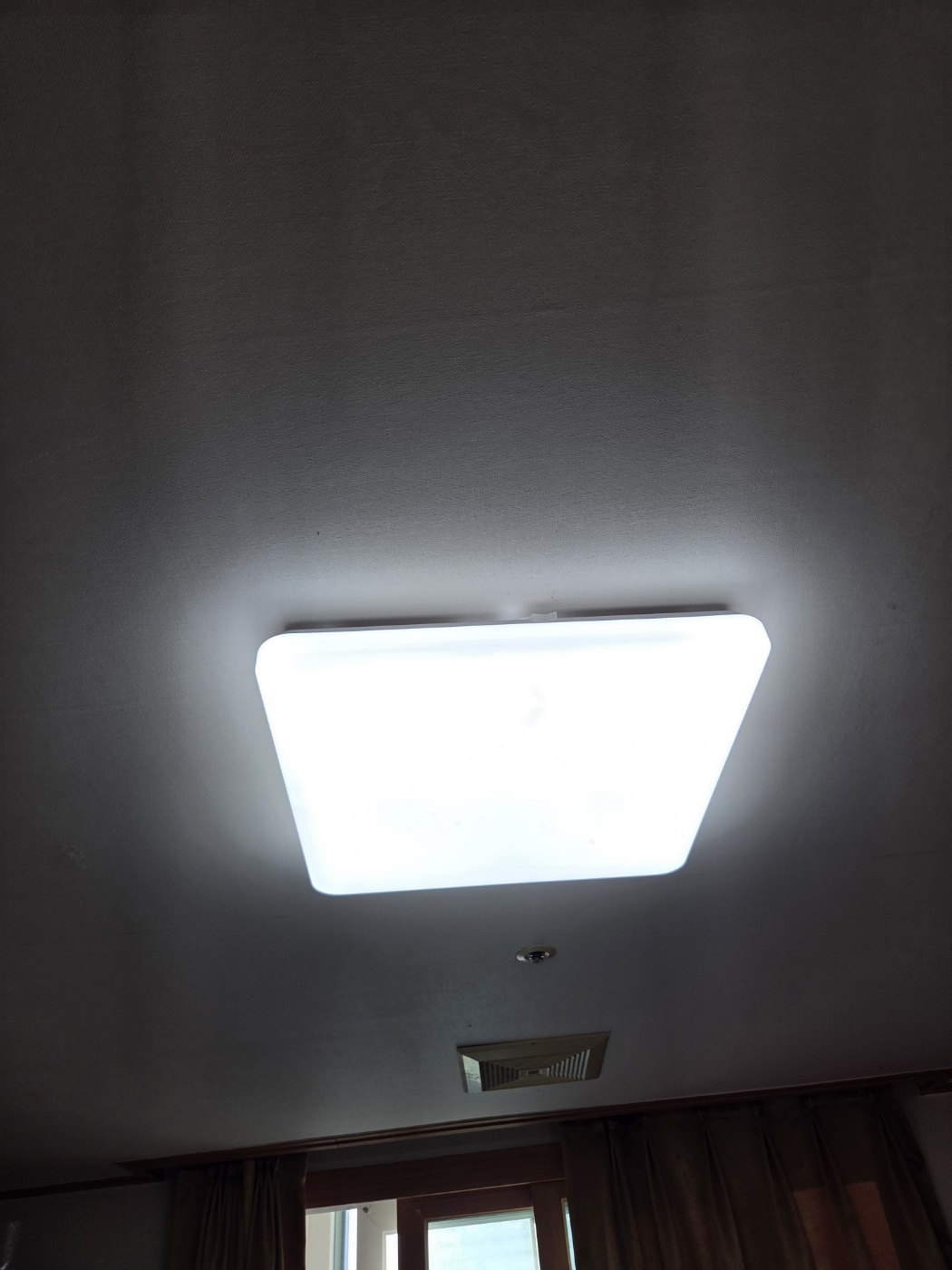 A215호 전등 수리 요청입니다.