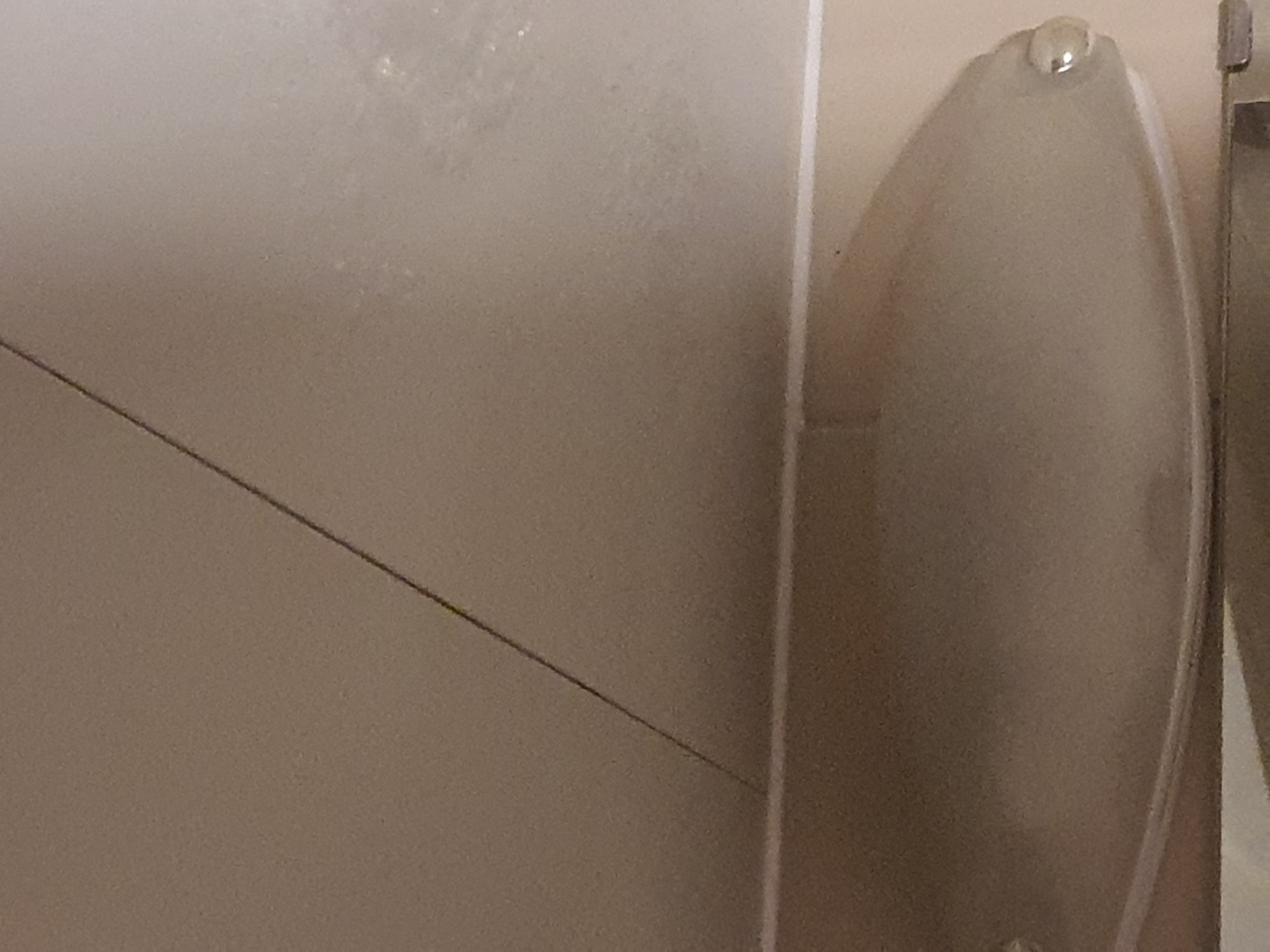 4호관 B동 137호 화장실 전등 / 책상 근처 바닥