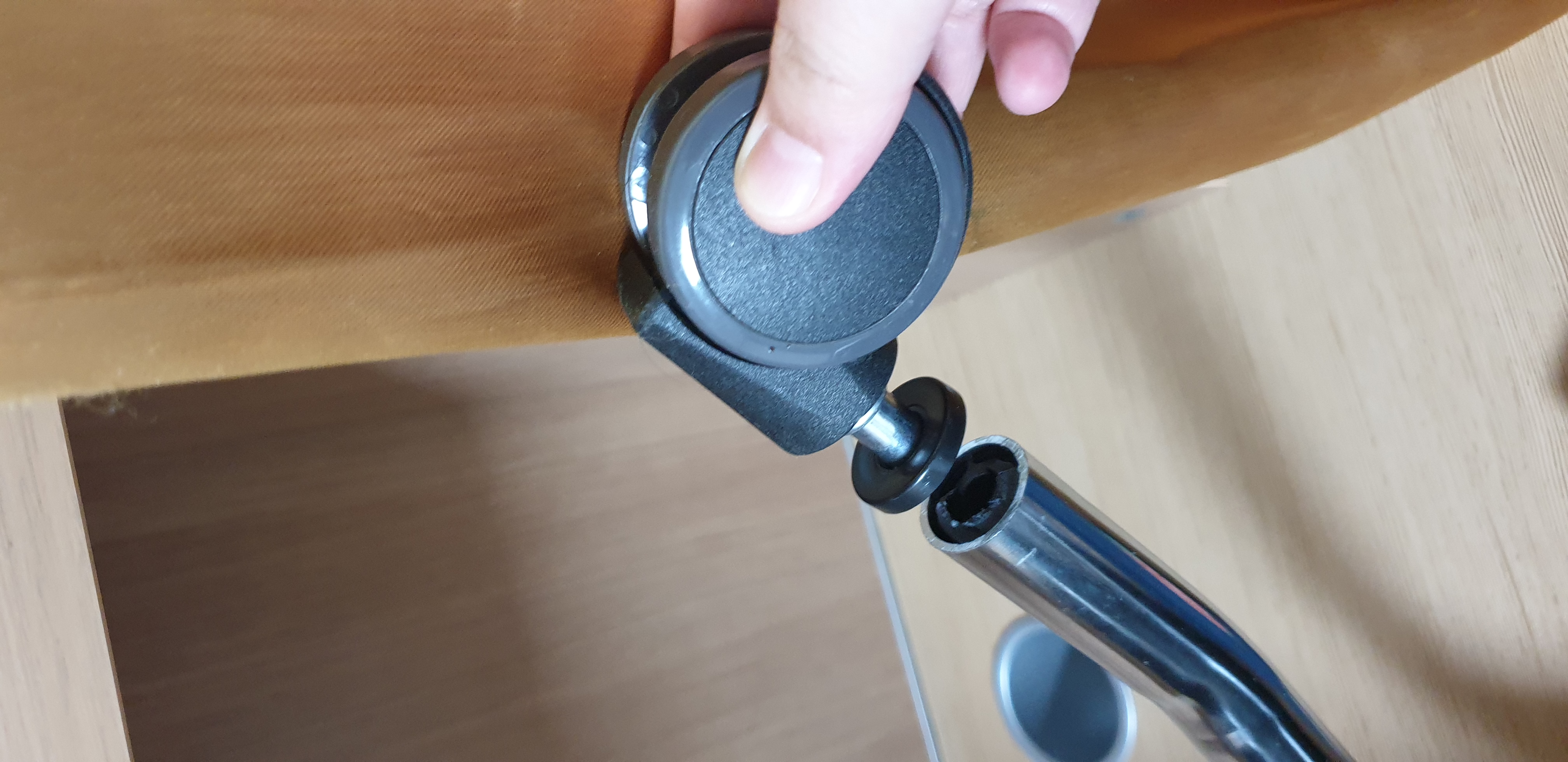 의자가 수리가 필요합니다